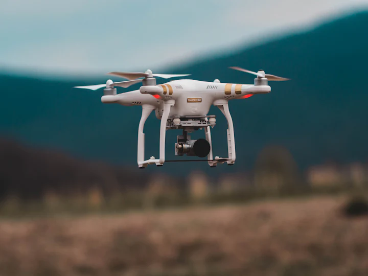 轻巧便携的 DJI Mini 4 Pro